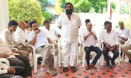 ఆక్వారైతులు అల్టిమేటం.. జిల్లా కేంద్రంలో నిర‌స‌న‌