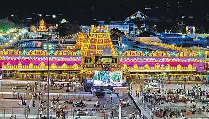 తిరుమలలో భక్తుల జాతర: శ్రీవారి సర్వదర్శనానికి 24 గంటల సమయం! తిరుమలలో భక్తుల జాతర: శ్రీవారి సర్వదర్శనానికి 24 గంటల సమయం!