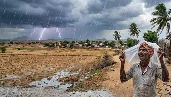 తొలకరి పలకరింపు.. సాగుకు వేసవి దుక్కులు సంసిద్ధం! తొలకరి పలకరింపు.. సాగుకు వేసవి దుక్కులు సంసిద్ధం!