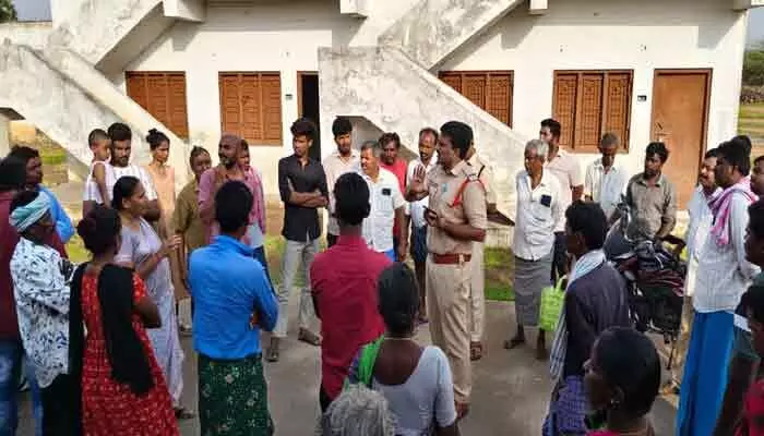 తాళాలు పగలగొట్టి మరీ.. డబుల్ బెడ్ రూమ్ ఇండ్లను ఆక్రమించిన స్థానికులు! తాళాలు పగలగొట్టి మరీ.. డబుల్ బెడ్ రూమ్ ఇండ్లను ఆక్రమించిన స్థానికులు!