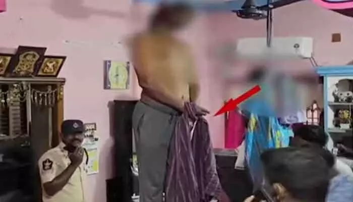 విషాదం.. రిటైర్డ్ ఉపాధ్యాయుడి కుటుంబం ఆత్మహత్య విషాదం.. రిటైర్డ్ ఉపాధ్యాయుడి కుటుంబం ఆత్మహత్య