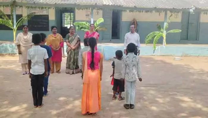 మోగిన బడిగంట.. కిటకిటలాడిన సర్కారు బడులు! మోగిన బడిగంట.. కిటకిటలాడిన సర్కారు బడులు!