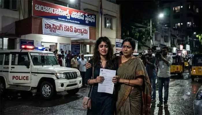 సినిమాలో అవకాశం పేరుతో మోసం.. బంజారాహిల్స్ పోలీస్ స్టేషన్లో క్యాస్టింగ్ ఆర్టిస్ట్పై కేసు నమోదు సినిమాలో అవకాశం పేరుతో మోసం.. బంజారాహిల్స్ పోలీస్ స్టేషన్లో క్యాస్టింగ్ ఆర్టిస్ట్పై కేసు నమోదు