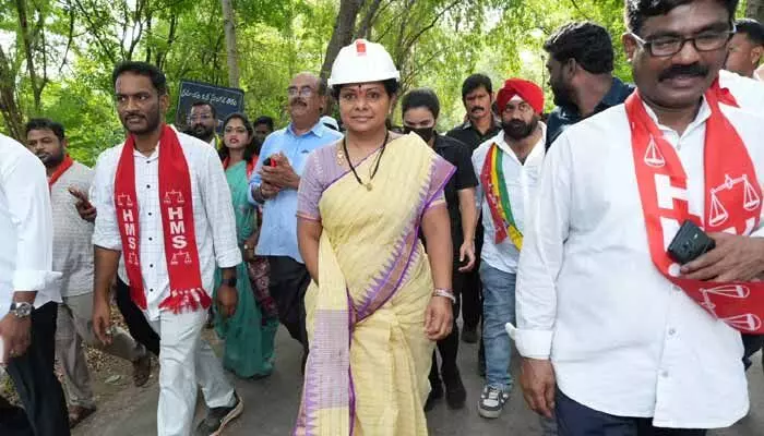 పాలసీలు చేయాల్సిన సీఎం, డిప్యూటీ సీఎంలే వినతి పత్రాలిస్తున్నారు: కవిత పాలసీలు చేయాల్సిన సీఎం, డిప్యూటీ సీఎంలే వినతి పత్రాలిస్తున్నారు: కవిత