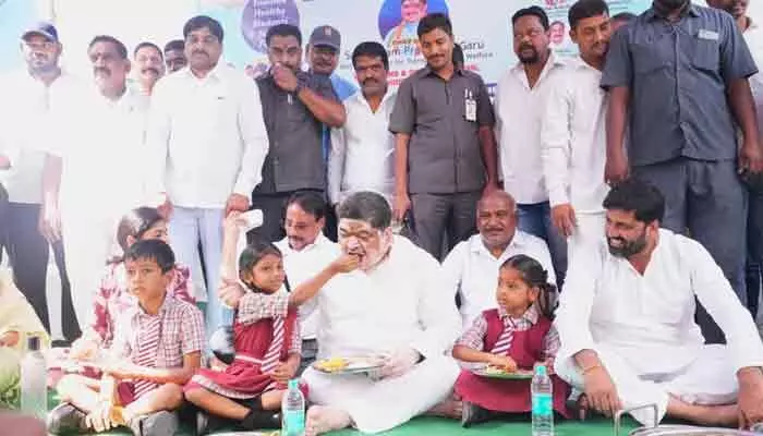 ‘తల్లిదండ్రుల కష్టాన్ని గుర్తించి ఉన్నత స్థాయికి ఎదగాలి’.. విద్యార్థులకు మంత్రి పొన్నం పిలుపు ‘తల్లిదండ్రుల కష్టాన్ని గుర్తించి ఉన్నత స్థాయికి ఎదగాలి’.. విద్యార్థులకు మంత్రి పొన్నం పిలుపు