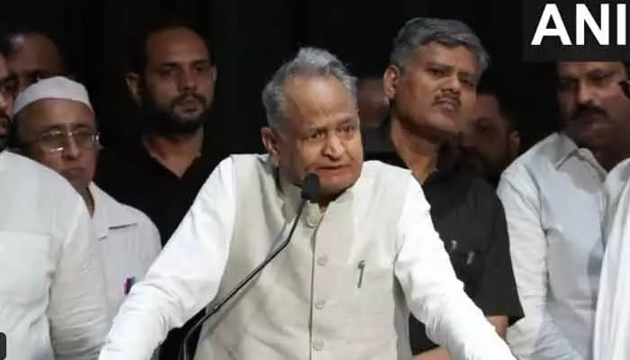 నేడు ఇందిరా గాంధీ బ్రతికి ఉంటే బీజేపీని బ్యాన్ చేసేవారు: మాజీ సీఎం అశోక్ గెహ్లాట్ నేడు ఇందిరా గాంధీ బ్రతికి ఉంటే బీజేపీని బ్యాన్ చేసేవారు: మాజీ సీఎం అశోక్ గెహ్లాట్