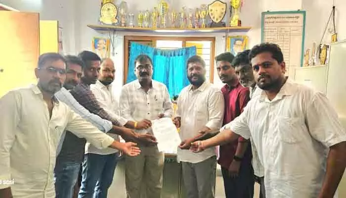 రూల్స్ పాటించని విద్యాలయాల పై కఠిన చర్యలు తీసుకోవాలి.. ఎంఈవోకు బీఆర్ఎస్ నాయకుల వినతి రూల్స్ పాటించని విద్యాలయాల పై కఠిన చర్యలు తీసుకోవాలి.. ఎంఈవోకు బీఆర్ఎస్ నాయకుల వినతి