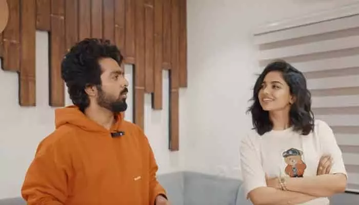 ‘విశ్వనాథ్ అండ్ సన్స్’ మ్యూజికల్ జర్నీ షురూ.. పోస్ట్తో క్యూరియాసిటీ పెంచేసిన మేకర్స్ ‘విశ్వనాథ్ అండ్ సన్స్’ మ్యూజికల్ జర్నీ షురూ.. పోస్ట్తో క్యూరియాసిటీ పెంచేసిన మేకర్స్