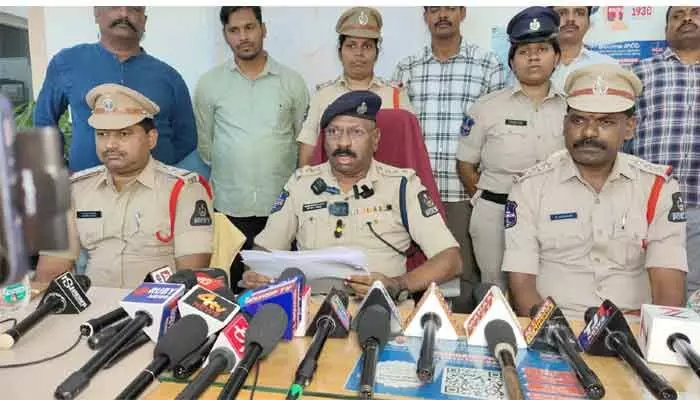 మర్డర్ కేసు ఛేదన.. నలుగురు నిందితుల అరెస్ట్ మర్డర్ కేసు ఛేదన.. నలుగురు నిందితుల అరెస్ట్