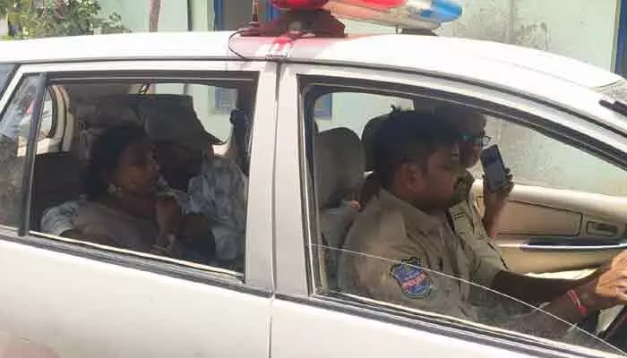 ప్రమాద బాధితులకు అండగా నిలిచిన హైవే పెట్రోలింగ్ పోలీసులు ప్రమాద బాధితులకు అండగా నిలిచిన హైవే పెట్రోలింగ్ పోలీసులు