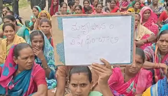 బెల్ట్ షాపులపై వేంపల్లి మహిళల పోరు.. ప్రధాన రహదారిపై బైఠాయింపు బెల్ట్ షాపులపై వేంపల్లి మహిళల పోరు.. ప్రధాన రహదారిపై బైఠాయింపు