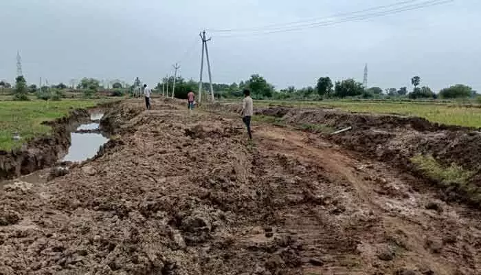 రోడ్ల విస్తరణ పనుల పై రైతుల నిరసన.. నష్టపోతున్నామని రైతుల ఆవేదన రోడ్ల విస్తరణ పనుల పై రైతుల నిరసన.. నష్టపోతున్నామని రైతుల ఆవేదన