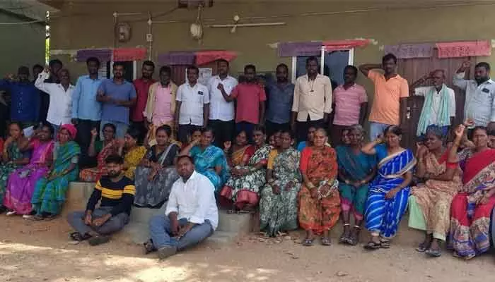 లైన్మెన్ను విధుల నుంచి బహిష్కరించాలి.. సబ్స్టేషన్ ముందు గ్రామస్తుల ధర్నా లైన్మెన్ను విధుల నుంచి బహిష్కరించాలి.. సబ్స్టేషన్ ముందు గ్రామస్తుల ధర్నా