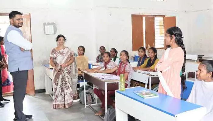 విద్యార్థులు వెనుకబడ్డ సబ్జెక్టులపై ప్రత్యేక దృష్టి సారించాలి: కలెక్టర్ విద్యార్థులు వెనుకబడ్డ సబ్జెక్టులపై ప్రత్యేక దృష్టి సారించాలి: కలెక్టర్