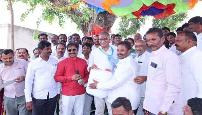 అత్యాశ గెలిచింది... కృతజ్ఞత ఓడిపోయింది: హరీష్ రావు అత్యాశ గెలిచింది... కృతజ్ఞత ఓడిపోయింది: హరీష్ రావు