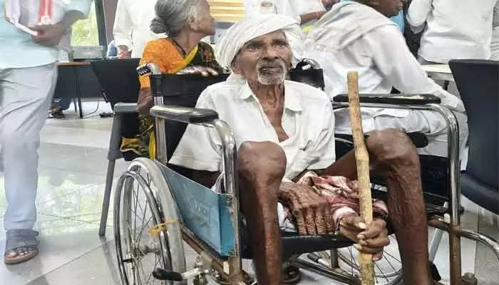 తప్పుడు సర్టిఫికేట్లతో.. వ్యవసాయ భూమి కాజేసిండ్రు తప్పుడు సర్టిఫికేట్లతో.. వ్యవసాయ భూమి కాజేసిండ్రు