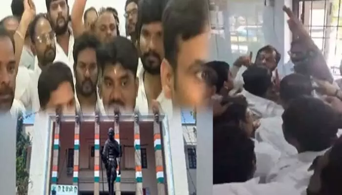 గాంధీభవన్లో మళ్ళీ రచ్చ.. జహీరాబాద్ కాంగ్రెస్ నేతల ఆందోళన ఉద్రిక్తత గాంధీభవన్లో మళ్ళీ రచ్చ.. జహీరాబాద్ కాంగ్రెస్ నేతల ఆందోళన ఉద్రిక్తత