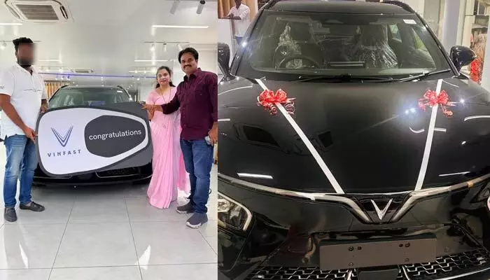 షోరూమ్ ముందే ఆగిపోయిన రూ.25 లక్షల ఎలక్ట్రిక్ కారు.. చేతులెత్తేసిన యాజమాన్యం! కస్టమర్ ఆందోళన షోరూమ్ ముందే ఆగిపోయిన రూ.25 లక్షల ఎలక్ట్రిక్ కారు.. చేతులెత్తేసిన యాజమాన్యం! కస్టమర్ ఆందోళన