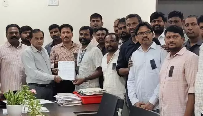 ప్రైవేట్ చేతుల్లోకి యాదాద్రి పవర్ ప్లాంట్.. ఉద్యోగుల గుండెల్లో రైళ్లు! ప్రైవేట్ చేతుల్లోకి యాదాద్రి పవర్ ప్లాంట్.. ఉద్యోగుల గుండెల్లో రైళ్లు!