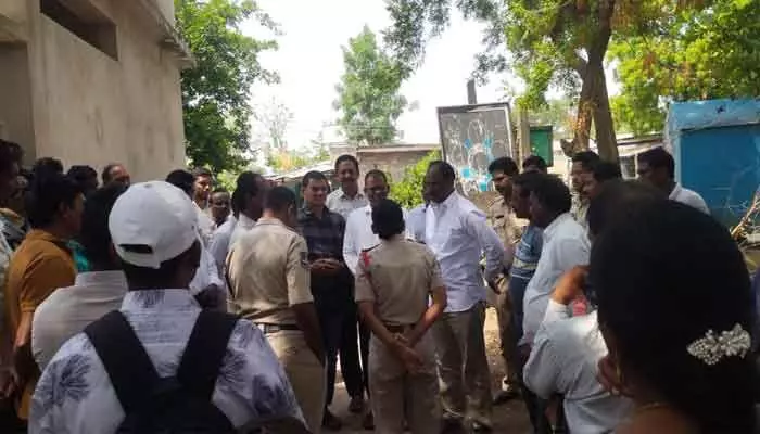 ప్రభుత్వ పాఠశాల గేటుకు తాళం వేసిన గుత్తేదారుడు ప్రభుత్వ పాఠశాల గేటుకు తాళం వేసిన గుత్తేదారుడు