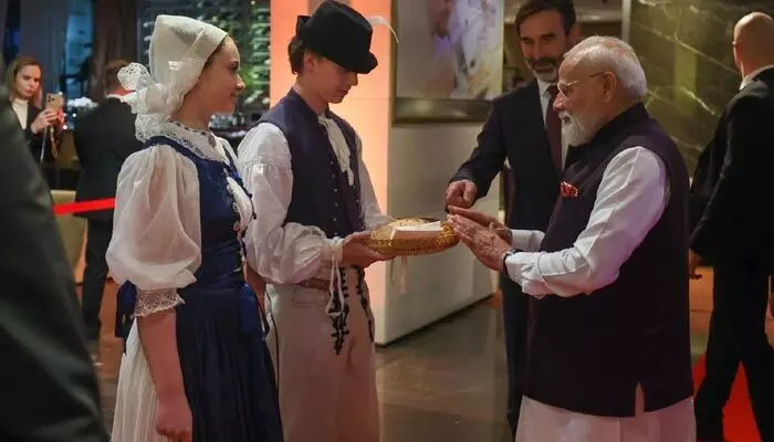 రొట్టె, ఉప్పుతో ప్రధాని మోడీకి స్వాగతం.. స్లొవేకియా పర్యటనలో అరుదైన గౌరవం రొట్టె, ఉప్పుతో ప్రధాని మోడీకి స్వాగతం.. స్లొవేకియా పర్యటనలో అరుదైన గౌరవం