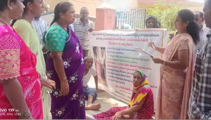 న్యాయం చేయండి మహాప్రభో : వృద్ధ దంపతుల నిరసన న్యాయం చేయండి మహాప్రభో : వృద్ధ దంపతుల నిరసన