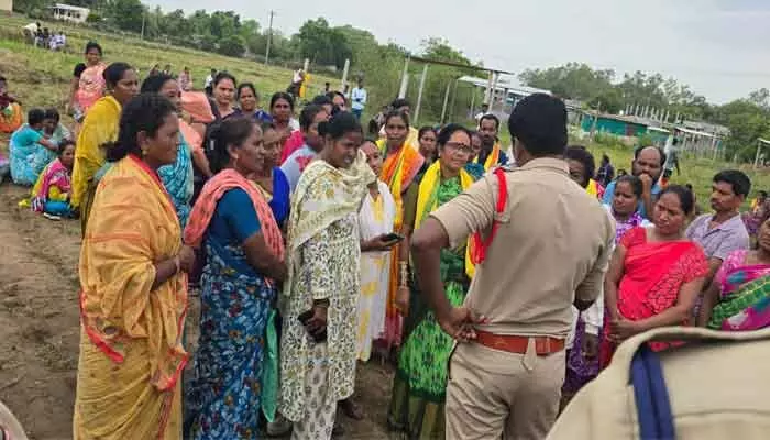 భూ ఆక్రమణల యత్నంతో ఉద్రిక్తత.. రంగంలోకి దిగిన పోలీసులు భూ ఆక్రమణల యత్నంతో ఉద్రిక్తత.. రంగంలోకి దిగిన పోలీసులు