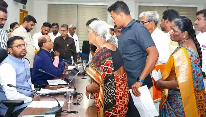 ప్రజావాణికి 55 ఫిర్యాదులుప్రజావాణి దరఖాస్తులను సత్వరమే పరిష్కరించాలి: కలెక్టర్ ప్రజావాణికి 55 ఫిర్యాదులుప్రజావాణి దరఖాస్తులను సత్వరమే పరిష్కరించాలి: కలెక్టర్