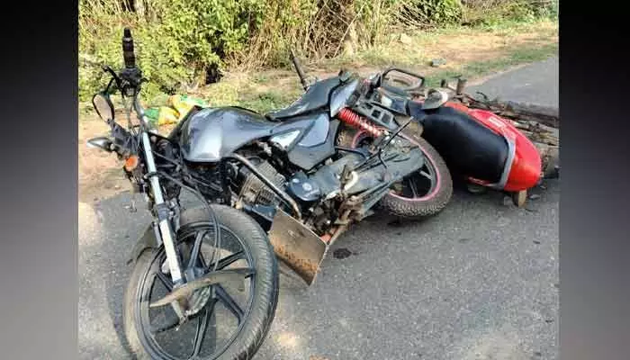 ఎదురెదురుగా ఢీకొన్న ద్విచక్ర వాహనాలు.. ముగ్గురికి గాయాలు ఎదురెదురుగా ఢీకొన్న ద్విచక్ర వాహనాలు.. ముగ్గురికి గాయాలు
