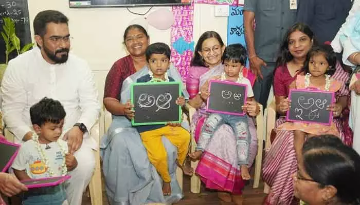 అమ్మ మాట – అంగన్ వాడీ బాట కార్యక్రమాన్ని ప్రారంభించిన మంత్రి సీతక్క అమ్మ మాట – అంగన్ వాడీ బాట కార్యక్రమాన్ని ప్రారంభించిన మంత్రి సీతక్క