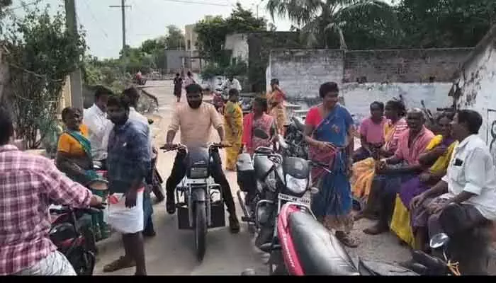 ఉపాధి హామీ పనిదినాల్లో ఫీల్డ్ అసిస్టెంట్ ద్వంద్వ వైఖరి ? ఉపాధి హామీ పనిదినాల్లో ఫీల్డ్ అసిస్టెంట్ ద్వంద్వ వైఖరి ?