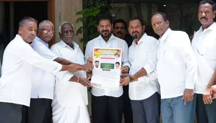 సీఎం రేవంత్ రెడ్డిని ఆహ్వానించిన గుండుమాల్ గ్రామ ప్రతినిధులు.. సీఎం రేవంత్ రెడ్డిని ఆహ్వానించిన గుండుమాల్ గ్రామ ప్రతినిధులు..