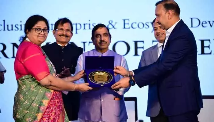 తెలంగాణకు జాతీయ అవార్డు.. గోవాలో ప్రదానం చేసిన కేంద్రమంత్రి తెలంగాణకు జాతీయ అవార్డు.. గోవాలో ప్రదానం చేసిన కేంద్రమంత్రి