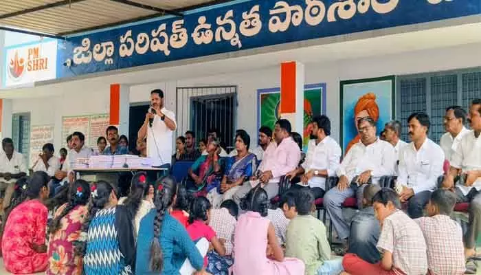 రూ.1000 కోట్లతో ప్రభుత్వ పాఠశాలల విద్యార్థులకు ప్రభుత్వం పెద్దపీట రూ.1000 కోట్లతో ప్రభుత్వ పాఠశాలల విద్యార్థులకు ప్రభుత్వం పెద్దపీట