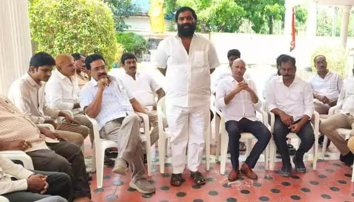 ఆక్వారైతులు అల్టిమేటం.. జిల్లా కేంద్రంలో నిరసన ఆక్వారైతులు అల్టిమేటం.. జిల్లా కేంద్రంలో నిరసన
