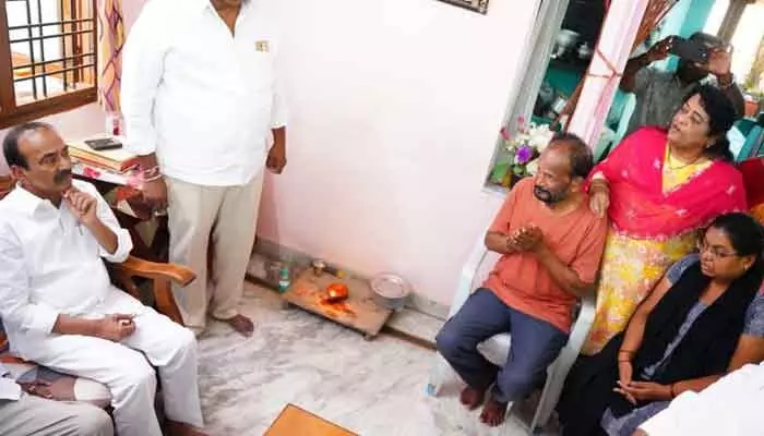 విద్యుత్ షాక్ కారణంగా మృతి చెందిన కుటుంబ సభ్యులను పరామర్శించిన ఎంపీ ఈటెల రాజేందర్ విద్యుత్ షాక్ కారణంగా మృతి చెందిన కుటుంబ సభ్యులను పరామర్శించిన ఎంపీ ఈటెల రాజేందర్