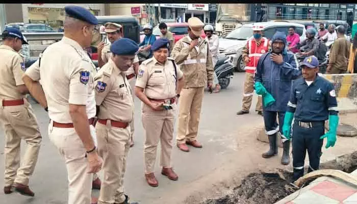 ముంపు ముప్పు పై అలర్ట్.. రంగంలోకి డీసీపీ అనురాధ ముంపు ముప్పు పై అలర్ట్.. రంగంలోకి డీసీపీ అనురాధ