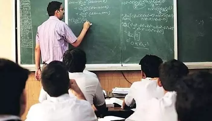 డిగ్రీ గెస్ట్ లెక్చరర్స్కు న్యాయం ఎప్పుడు? డిగ్రీ గెస్ట్ లెక్చరర్స్కు న్యాయం ఎప్పుడు?