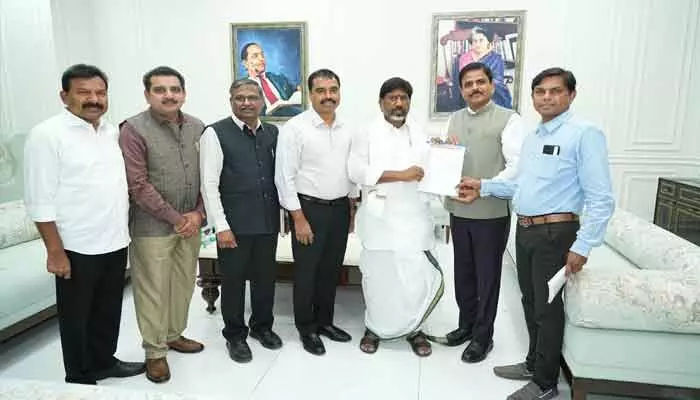 డిప్యూటీ సీఎం భట్టి విక్రమార్కను కలిసిన ఓయూ ప్రొఫెసర్లు.. డిప్యూటీ సీఎం భట్టి విక్రమార్కను కలిసిన ఓయూ ప్రొఫెసర్లు..