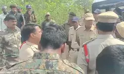 మొక్కలు నాటేందుకు వెళ్లిన ఫారెస్ట్ అధికారులను అడ్డుకున్న పోడు రైతులు.. ఇరువర్గాల మధ్య వాగ్వాదం మొక్కలు నాటేందుకు వెళ్లిన ఫారెస్ట్ అధికారులను అడ్డుకున్న పోడు రైతులు.. ఇరువర్గాల మధ్య వాగ్వాదం