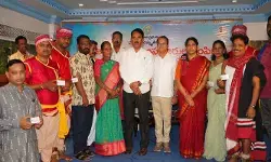 సంక్షేమాన్ని గడపగడపకు తీసుకెళ్లండి సంక్షేమాన్ని గడపగడపకు తీసుకెళ్లండి