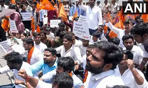 విద్యాశాఖ కమిషనరేట్ ఎదుట ఏబీవీపీ భారీ ఆందోళన.. తీవ్ర ఉద్రిక్తత