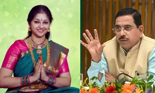 యువ గాయని శ్రీలలితకు కేంద్ర మంత్రి ప్రహ్లాద్ జోషి అభినందనలు