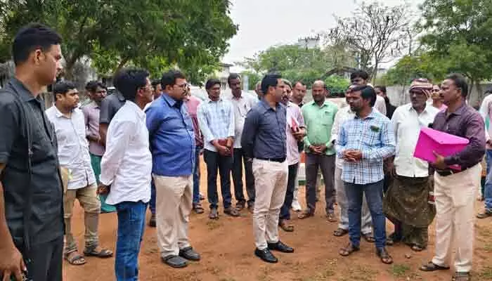 ‘నిధులు వస్తున్నా నిర్లక్ష్యం ఎందుకు?’.. పాఠశాల పారిశుద్ధ్య పనుల పై కలెక్టర్ ఆగ్రహం ‘నిధులు వస్తున్నా నిర్లక్ష్యం ఎందుకు?’.. పాఠశాల పారిశుద్ధ్య పనుల పై కలెక్టర్ ఆగ్రహం