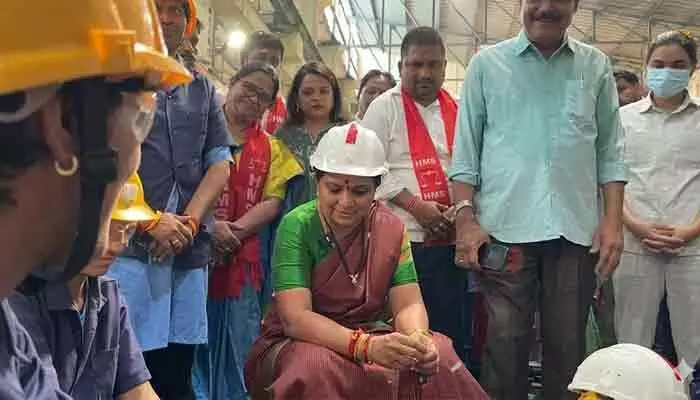 ‘సింగరేణి మీ ఆడబిడ్డగా అడుగుతున్నా’.. శ్రీరాంపూర్ మైన్ సందర్శనలో కవిత భావోద్వేగ పిలుపు! ‘సింగరేణి మీ ఆడబిడ్డగా అడుగుతున్నా’.. శ్రీరాంపూర్ మైన్ సందర్శనలో కవిత భావోద్వేగ పిలుపు!