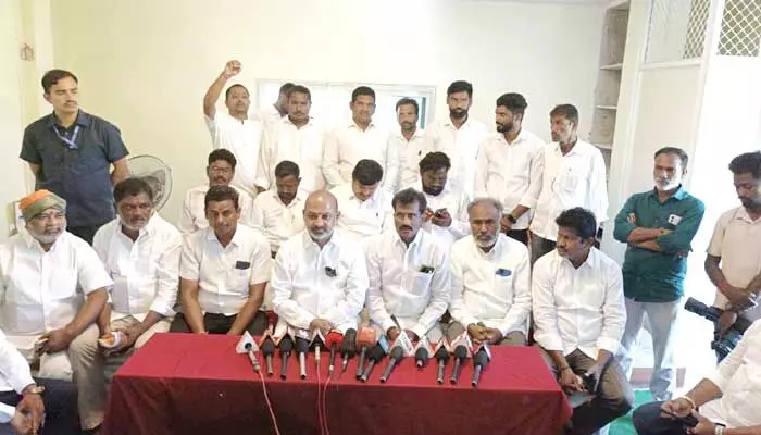 ‘ఆ నిధులన్నీ ఎటు పోయాయి?’.. కాంగ్రెస్పై బండి సంజయ్ ‘రుద్రరూపం’ ‘ఆ నిధులన్నీ ఎటు పోయాయి?’.. కాంగ్రెస్పై బండి సంజయ్ ‘రుద్రరూపం’