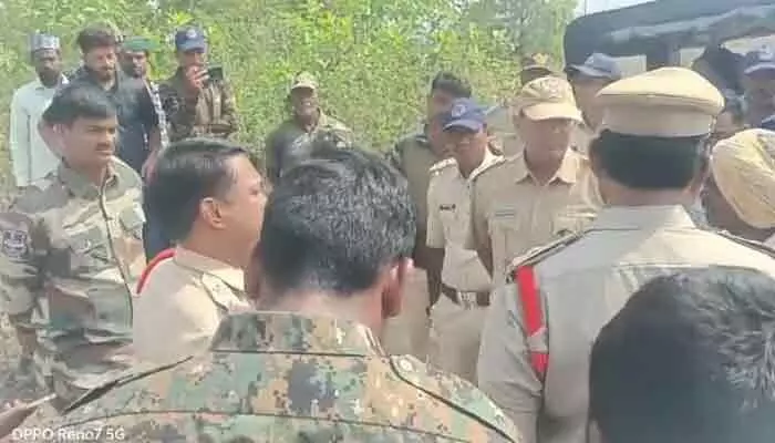 మొక్కలు నాటేందుకు వెళ్లిన ఫారెస్ట్ అధికారులను అడ్డుకున్న పోడు రైతులు.. ఇరువర్గాల మధ్య వాగ్వాదం మొక్కలు నాటేందుకు వెళ్లిన ఫారెస్ట్ అధికారులను అడ్డుకున్న పోడు రైతులు.. ఇరువర్గాల మధ్య వాగ్వాదం