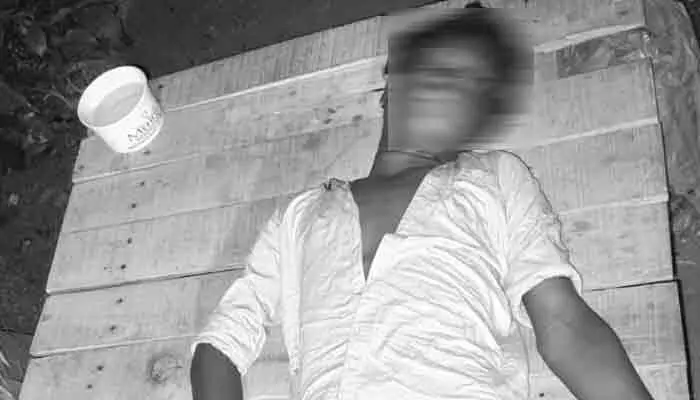 సెల్ ఫోన్ కొనివ్వలేదని యువకుడు ఆత్మహత్య సెల్ ఫోన్ కొనివ్వలేదని యువకుడు ఆత్మహత్య