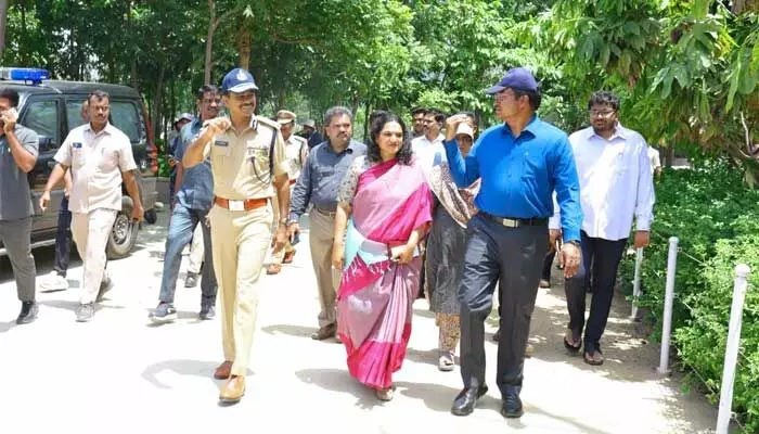 Hyderabad: ట్రాఫిక్ కష్టాలకు చెక్ పెట్టేందుకు సర్కార్ సరికొత్త వ్యూహం Hyderabad: ట్రాఫిక్ కష్టాలకు చెక్ పెట్టేందుకు సర్కార్ సరికొత్త వ్యూహం