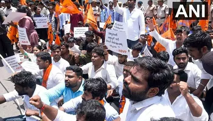 విద్యాశాఖ కమిషనరేట్ ఎదుట ఏబీవీపీ భారీ ఆందోళన.. తీవ్ర ఉద్రిక్తత విద్యాశాఖ కమిషనరేట్ ఎదుట ఏబీవీపీ భారీ ఆందోళన.. తీవ్ర ఉద్రిక్తత